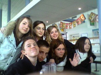 Voila 1 parti de tou le people de la cantine lol défoi on é tellemen bocou ke ya plu de place a table alor on se ser kome ché pa koi lol